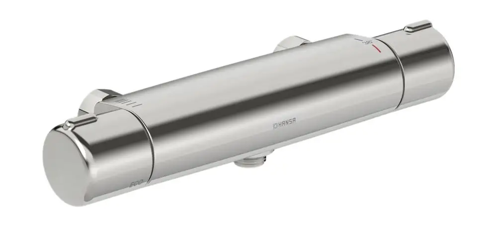 Chromfarbene Brausebatterie von HANSA mit zwei regulierbaren Griffen für die Temperatur- und Wassermengensteuerung. Kompakte, zylindrische Form.